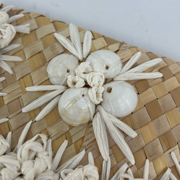 Vintage Wicker Clutch with Shell Decoration - Picture 6 of 8